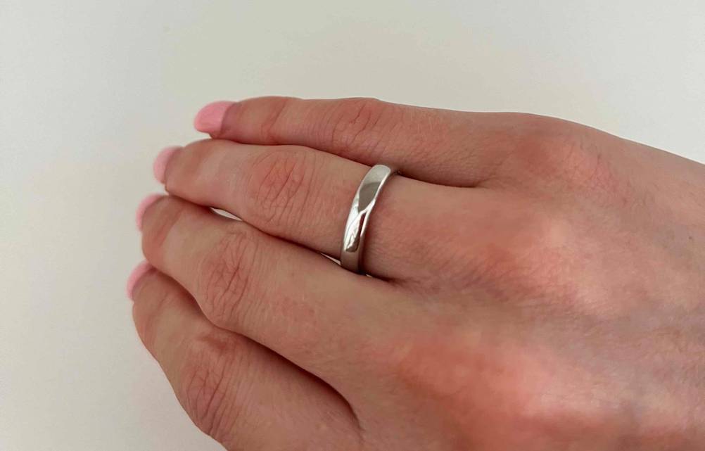 Anti-Schnarchring im Test: ein Anti-Schnarchring wird am Ringfinger getragen.