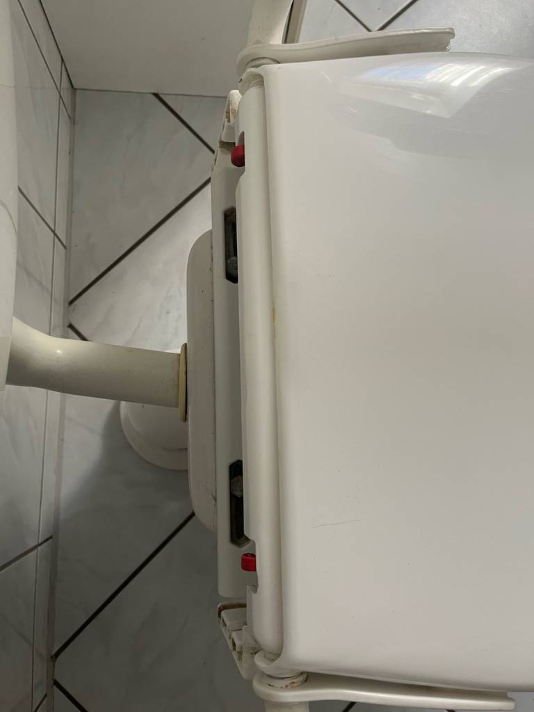 Der hintere Rand der getesteten Toilettensitzerhöhung im Fokus.