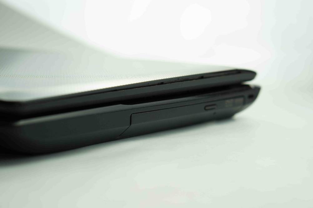 Asus-Laptop getestet: ein geschlossener Asus-Laptop von der Seite ersichtlich.