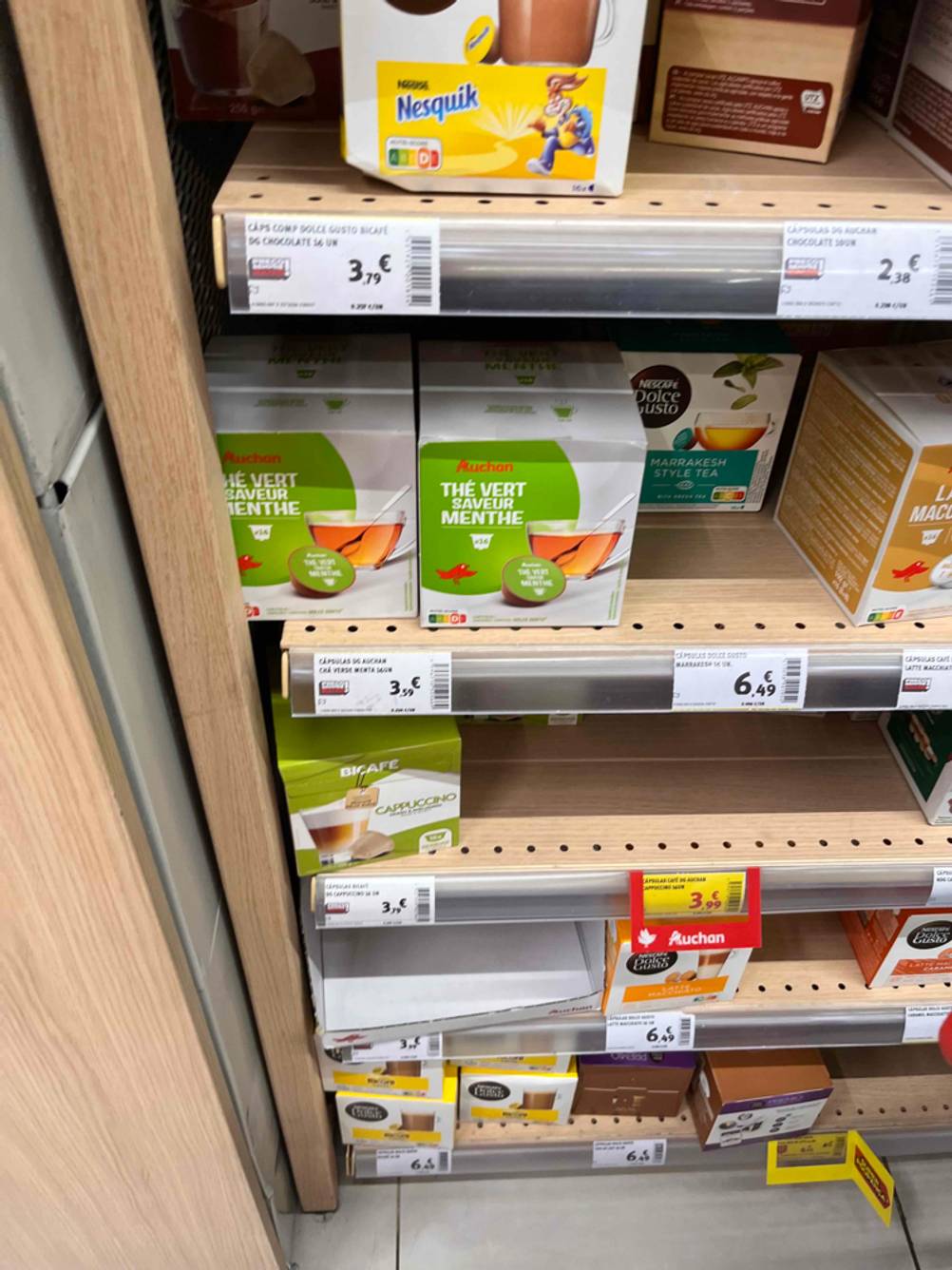 Grüner-Tee-Kapseln im Test: Mehrere Packungen im Verkaufsregal