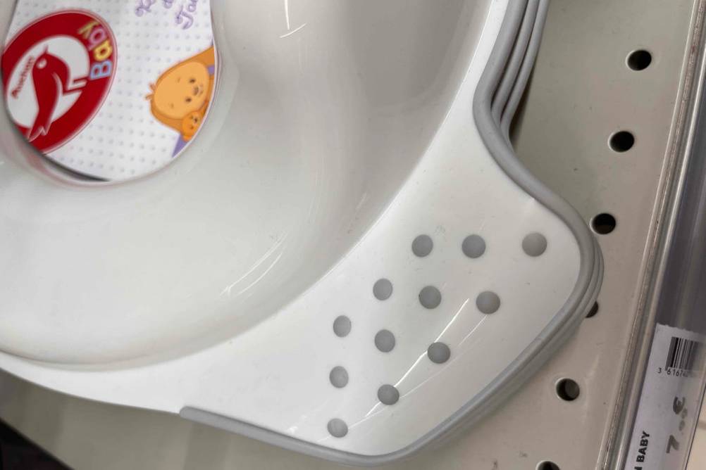 Toilettensitz-Kinder-Test: Füßchen von Toilettensitz mit grauen Noppen im Fokus.
