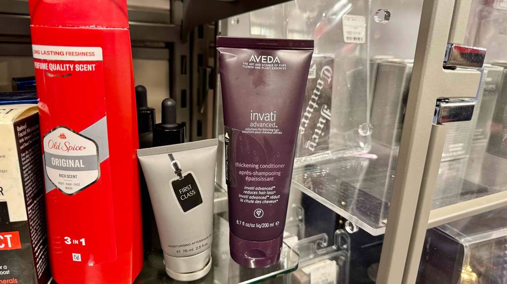 Der getestete Conditioner für Männer von Invati steht in einem Regal neben anderen Produkten.