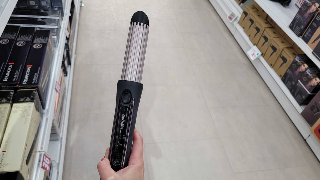 Getestet: Der Babyliss-Curler wird in einem Geschäft in der Hand gehalten.
