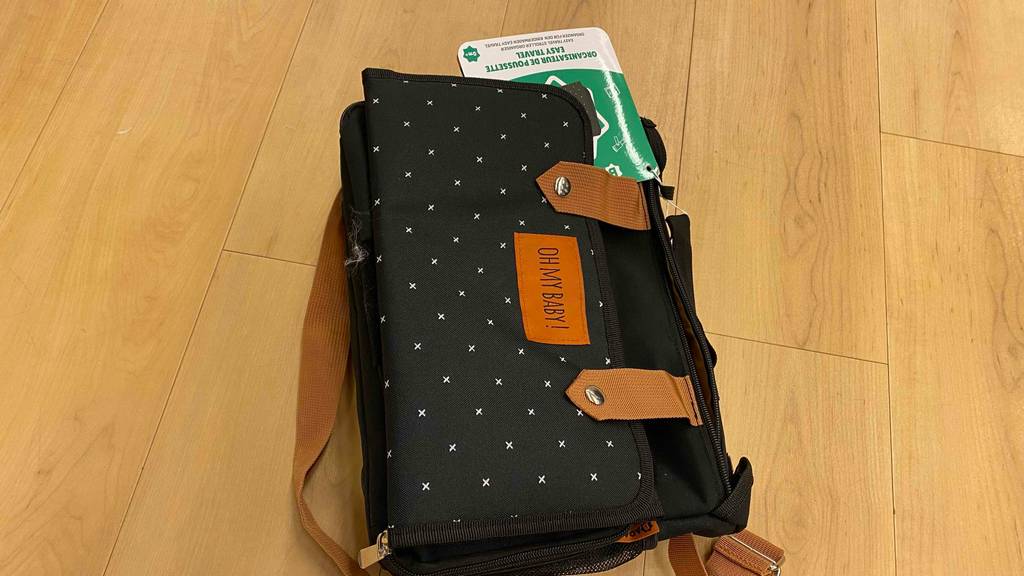 Kinderwagen-Organizer getestet: Ein Organizer horizontal auf einem Holzboden liegend.
