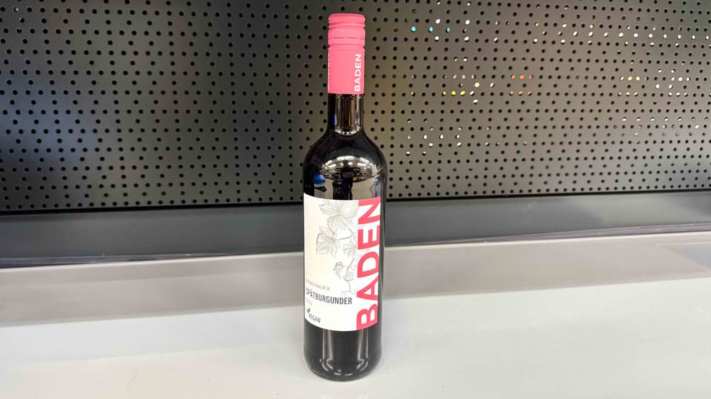Test-Spätburgunder: Eine Flasche des Spätburgunders steht in einem leeren Regal.