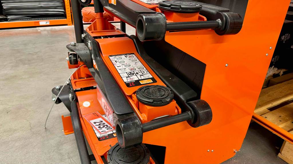 Test: mehrer Wagenheber bis 3t sind obereinander platziert, mit Blick auf die vorderen Teile.