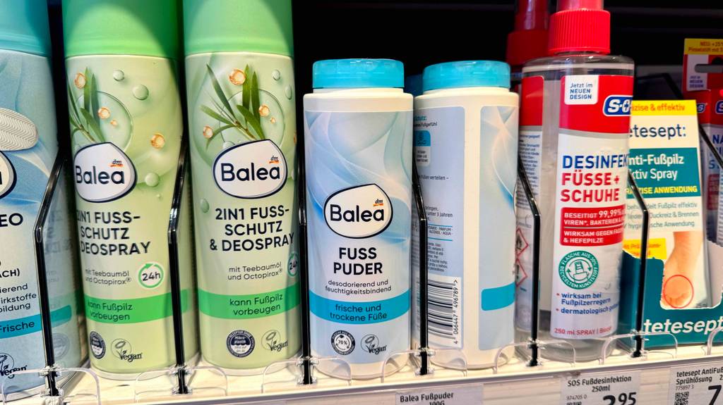 Das getestete Fußpuder von Balea steht in einem Regal neben anderen Produkten.