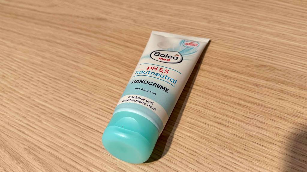 Die getestete Balea-Hancreme liegt auf einer Holzfläche.