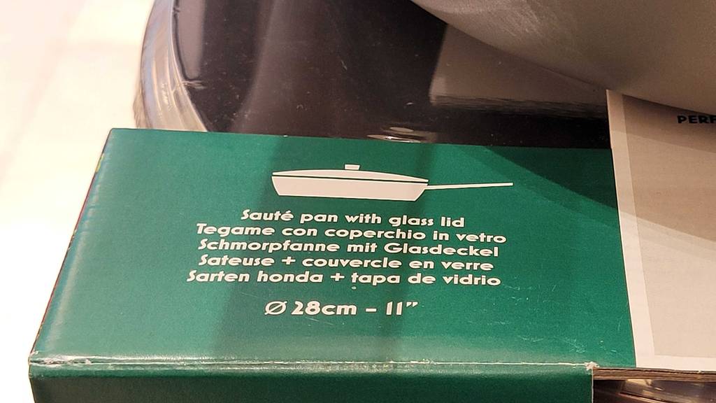 Nahaufnahme der Verpackung einer Pfanne-mit-Deckel worauf der Durchmesser von 28 cm ersichtlich ist.