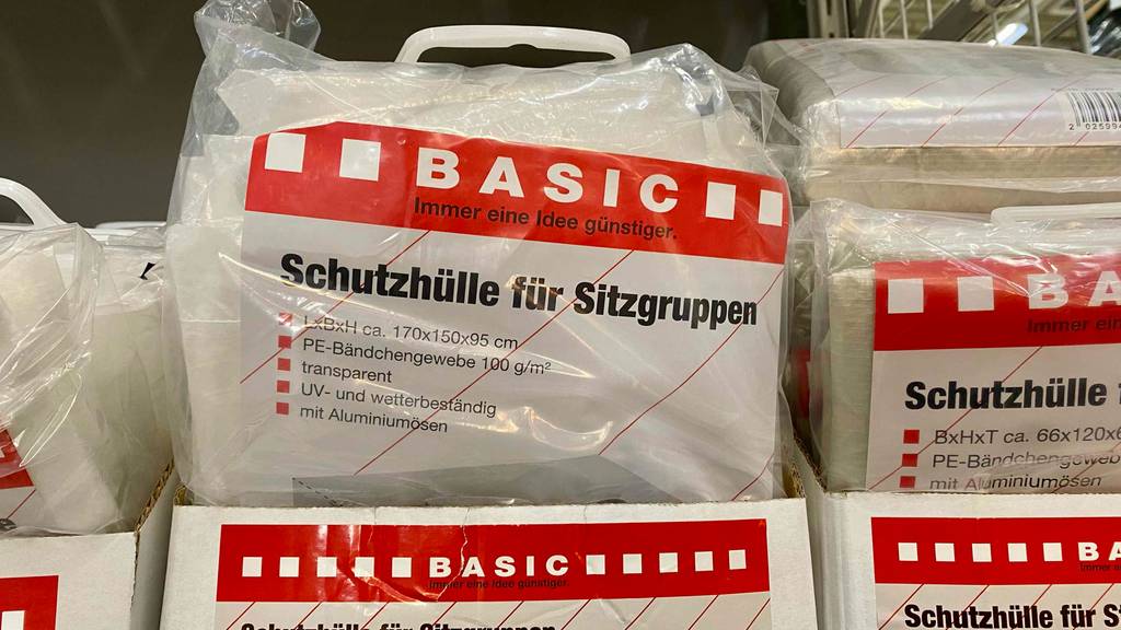 Gartenmöbel-Abdeckung-Test: mehrere Schutzhüllen für Sitzgruppen mit Maßen von 170 x 150 x 95 cm werden in einem Geschäft angeboten.