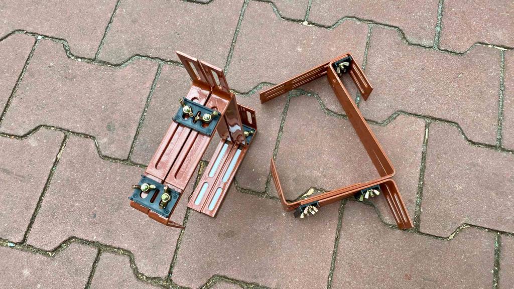 Blumenkastenhalter-Test: ein brauner Blumenkastenhalter im liegendem Zustand und einer im stehendem.