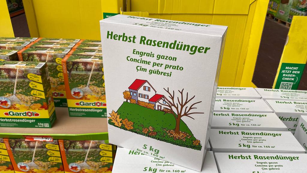 Herbstrasendünger getestet: Eine Packung steht auf mehreren anderen Packungen.
