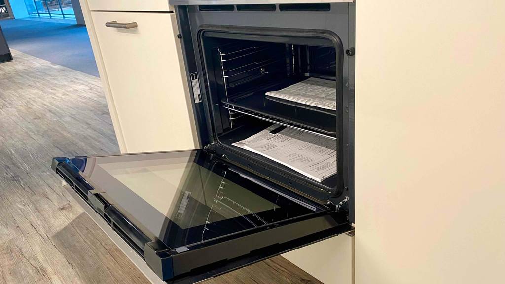 Im Test: Ein Bauknecht-Backofen von der Seite mit offener Klappe.