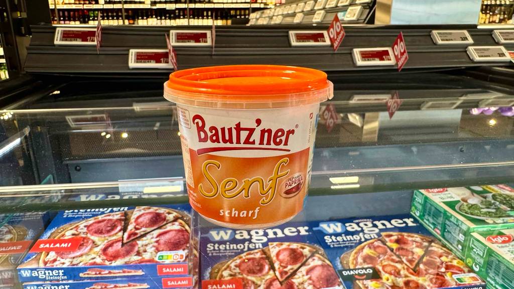 Test: scharfer Senf steht auf der Glasoberfläche einer TK-Truhe.