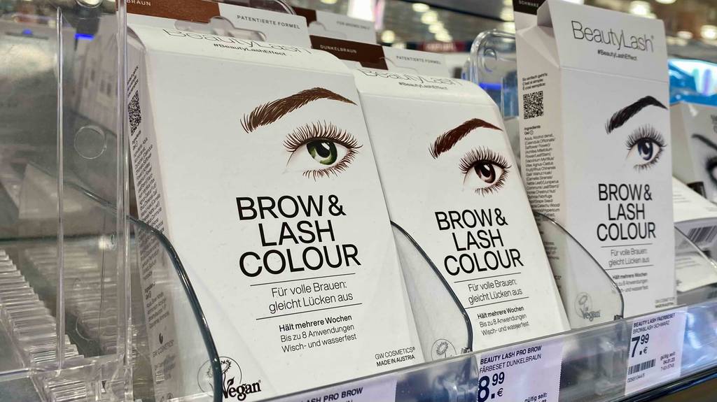 Wimpernfarbe im Test: Verpackungen von Wimpernfarbe stehen in einem Regal.