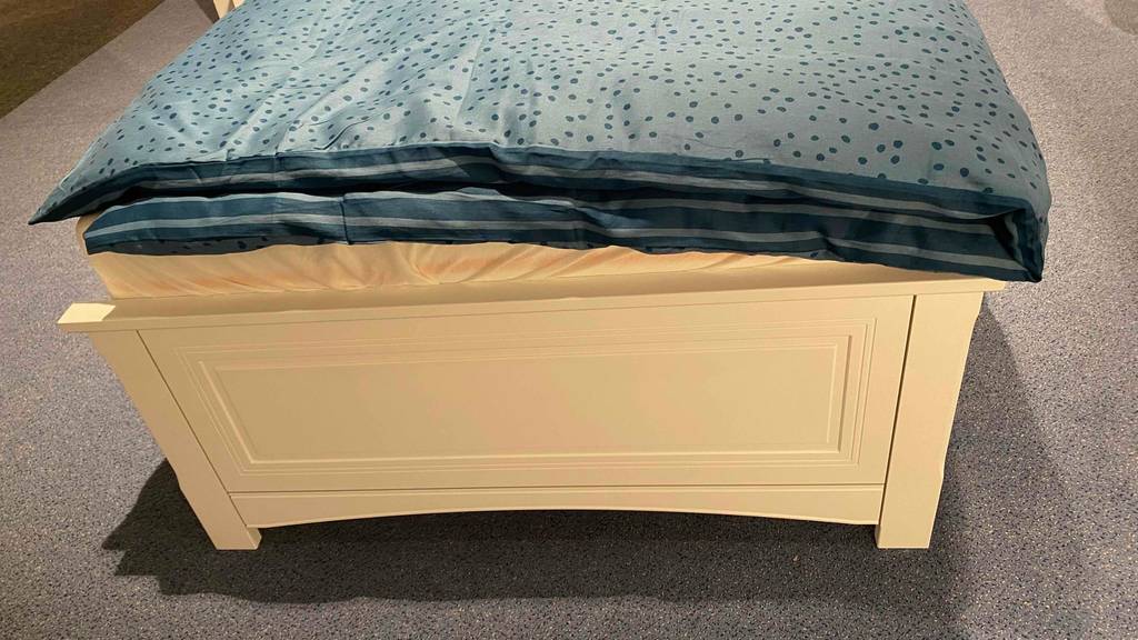 Jugendbett-Test: Bettrahmen am Fußende eines Jugendbettes in Nahaufnahme.