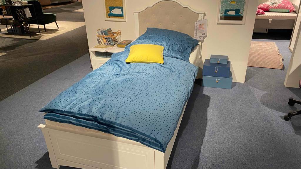 Jugendbett getestet: ein Jugendbett im Landhausstil in einem Geschäft ausgestellt.
