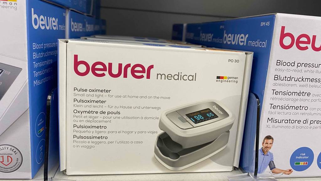 Im Test: Ein Pulsoximeter neben anderen Produkten in einem Regal.