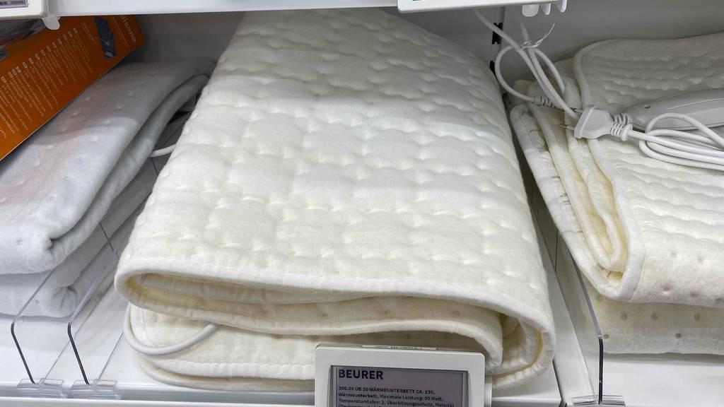 In einem Regal liegt ein getestetes Wärmeunterbett gefaltet.