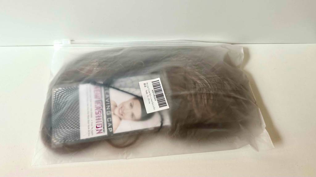 Eine getestete Perücke, die sich in der Verpackung befindet.