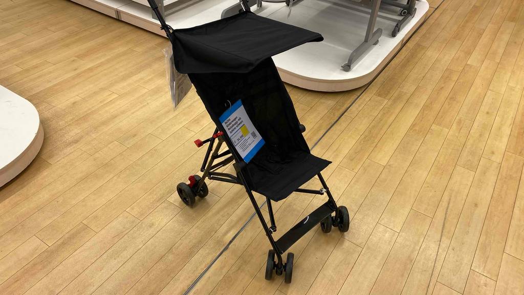 Im Test: Auf einem Holzboden steht ein Reisebuggy seitlich.