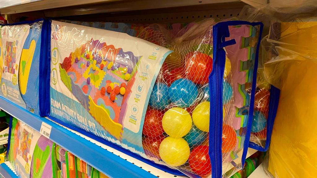 Im Test: Ein verpacktes Bällebad steht in einem Regal.