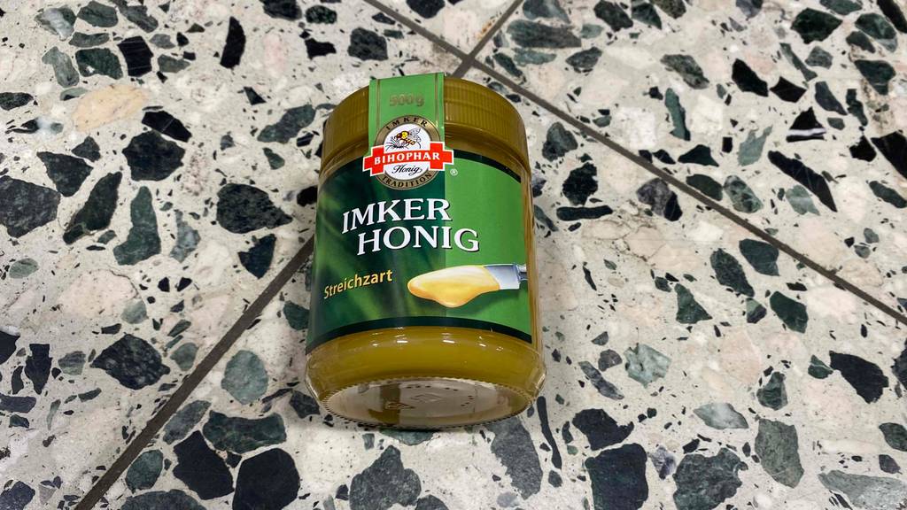 Bihophar Honig im Test: Ein Glas liegend auf Fließenboden