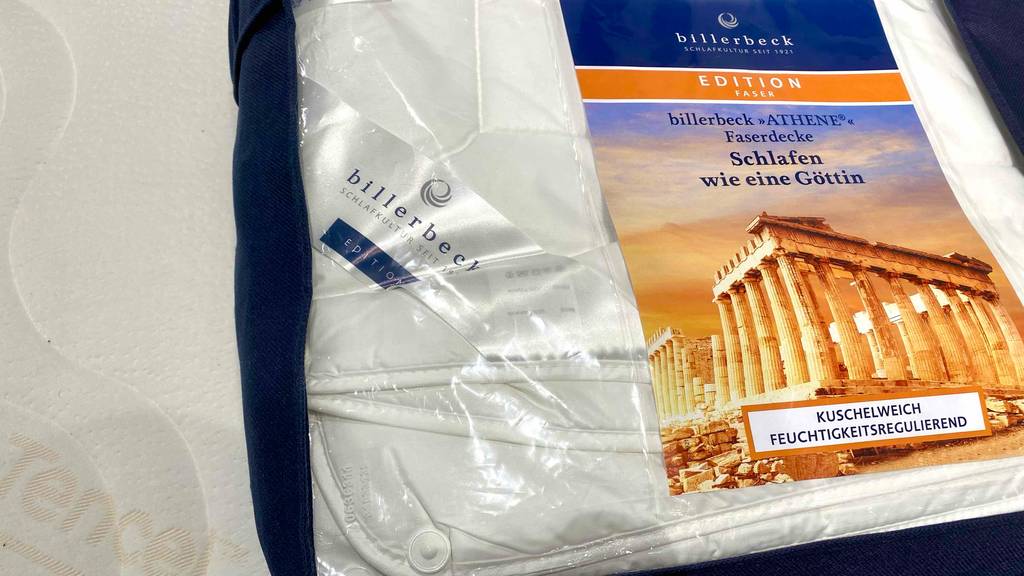 4-Jahreszeiten-Bettdecke-Test: Nahaufnahme Label der Verpackung.
