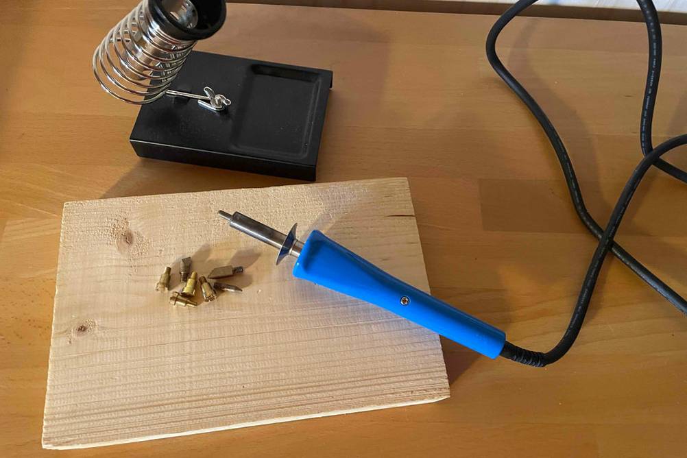Brandmalkolben auf einem Stück Holz.