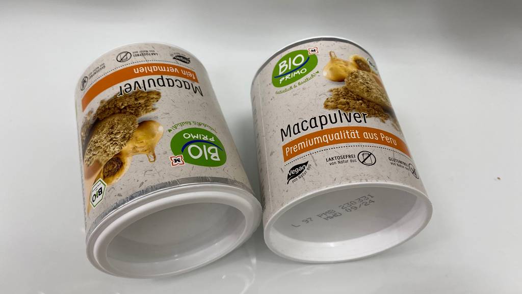 Maca-Pulver getestet: zwei Packungen liegen nebeneinander auf hellem Untergrund