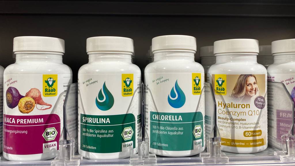In einem Regal steht das getestete Chlorella neben anderen Produkten
