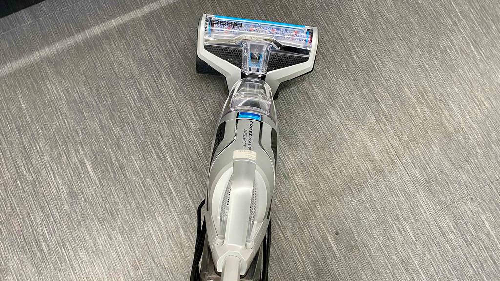 Ein getesteter Bissell-Staubsauger wird auf einem grauen Boden genutzt.