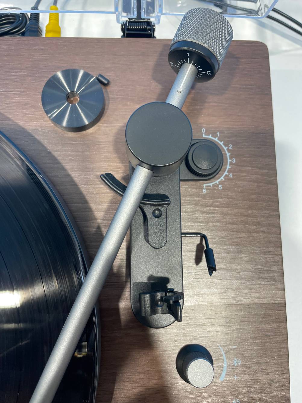 Plattenspieler (Direktantrieb) im Test: Nahaufnahme Tonarm