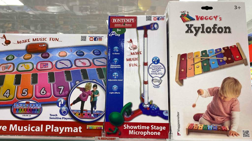 Kinder-Mikrofon im Test: Kinder-Mikrofon steht neben einer Musikmatte und einem Xylofon in einem Regal.