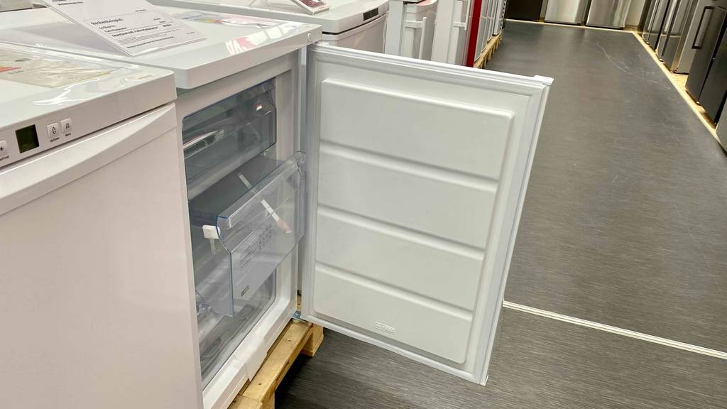 Gefrierschrank-80-Liter getestet: ein Gefrierschrank mit geöffneter Türe und leicht herausgezogener Schublade.