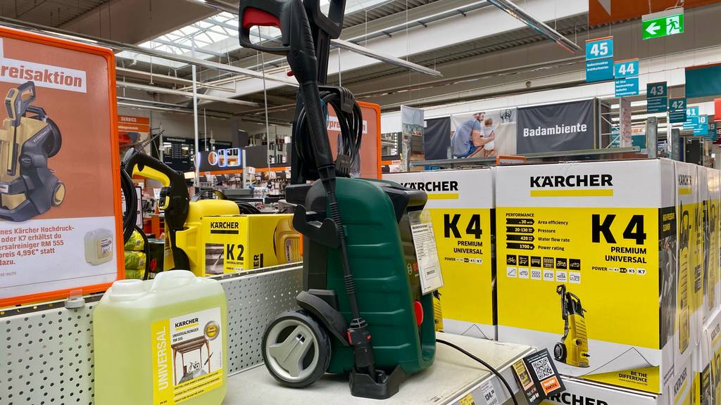 Bosch-Hochdruckreiniger getestet: ein Bosch-Hochdruckreiniger steht in einem Regal,der von der Seite ersichtlich ist.