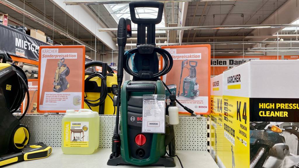 Ein getesteter Bosch-Hochdruckreiniger von vorn ersichtlich.