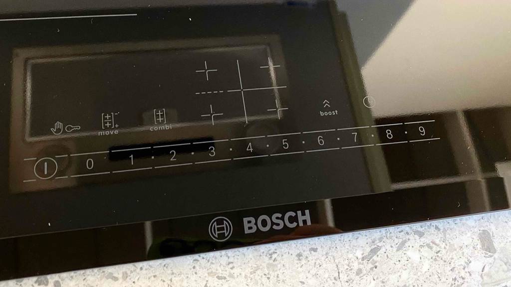 Im Test: Nahaufnahme Bedienelemente eines Bosch-Induktionskochfeldes.