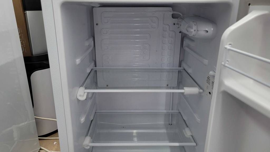 Innenaufnahme eines getesteten Unterbau-Kühlschranks.