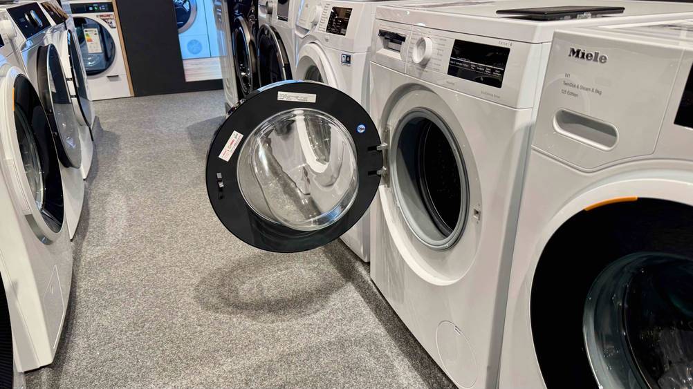 Die getestete 8 kg Bosch-Waschmaschine wird in einem Geschäft ausgestellt, während die Türe hierbei geöffnet ist.