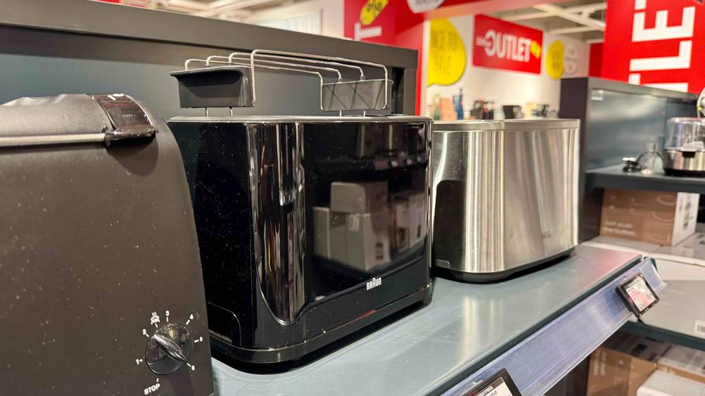 Der schwarze Braun-Toaster, der getestet wurde, steht neben einem Toaster von AEG.
