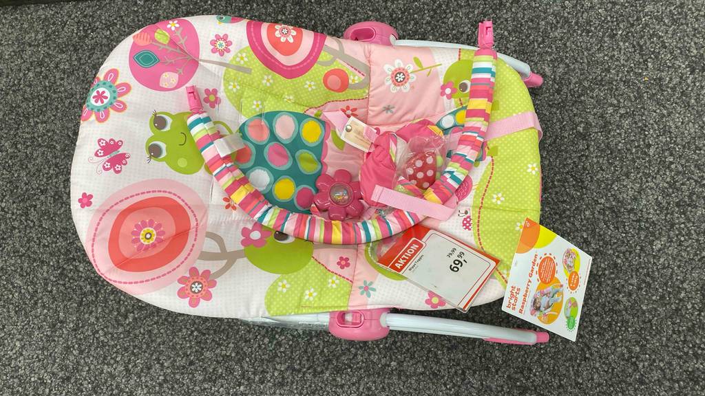 Im Test: Auf einem grauen Teppich steht eine Babywippe bis 18 kg seitlich.