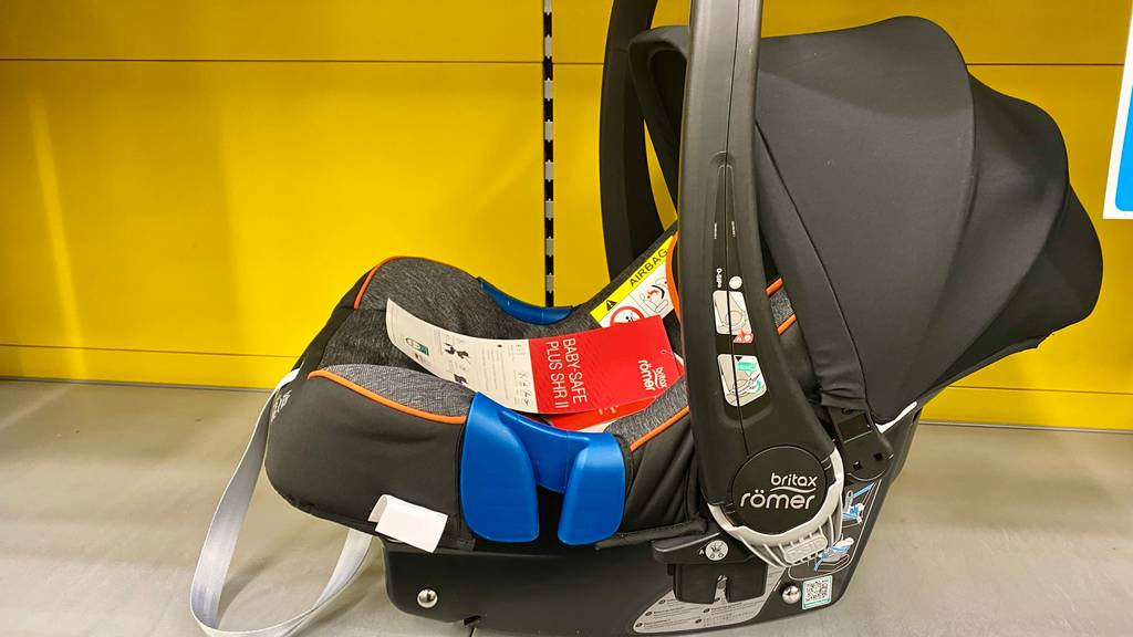 Im Test: Ein Kindersitz Gruppe 2 von der Seite steht in einem Regal.