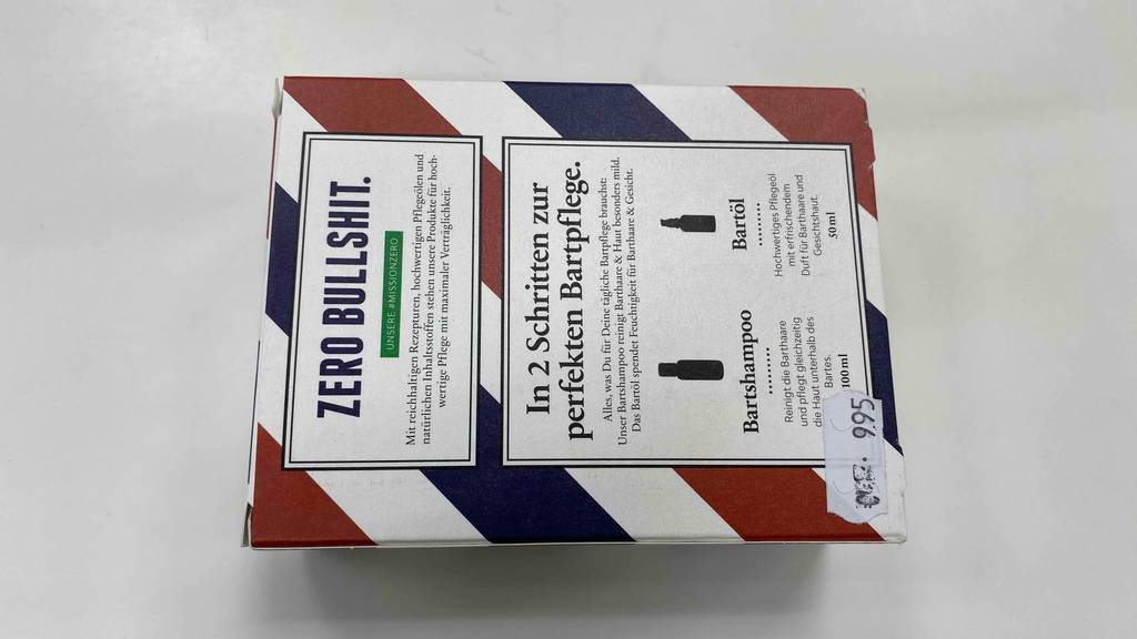 Bartpflege-Set getestet: Verpackung von Bartpflege-Set mit Bartshampoo mit 100 ml Inhalt und Bartöl mit 50 ml Inhalt liegt auf einer weißen Fläche.