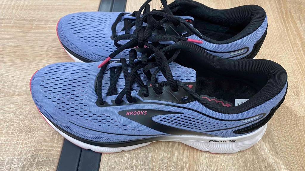 Brooks-Laufschuhe getestet: blaue Brooks-Laufschuhe mit schwarzen Schnürsenkeln stehen nebeneinander.
