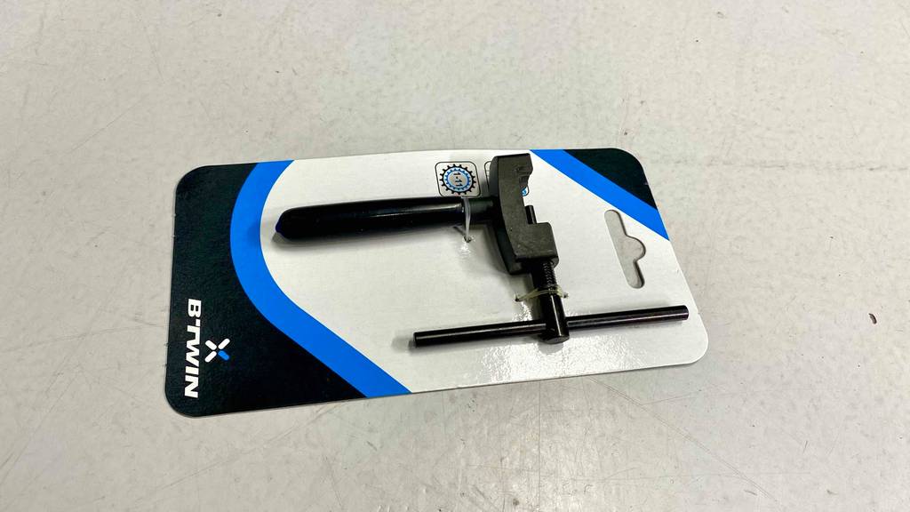 Kettennieter im Test: ein Kettennieter ist mit Kabelbinder an der Verpackung befestigt.