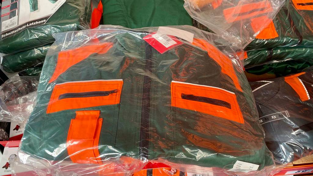 Schnittschutzjacke getestet: eine Schnittschutzjacke befindet sich zusammengefaltet in einer Plastikverpackung.
