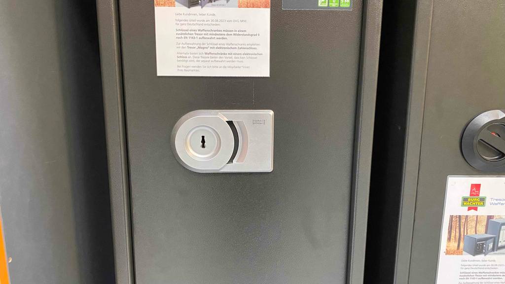 Das Schloss eines getesteten Waffenschranks im Fokus.