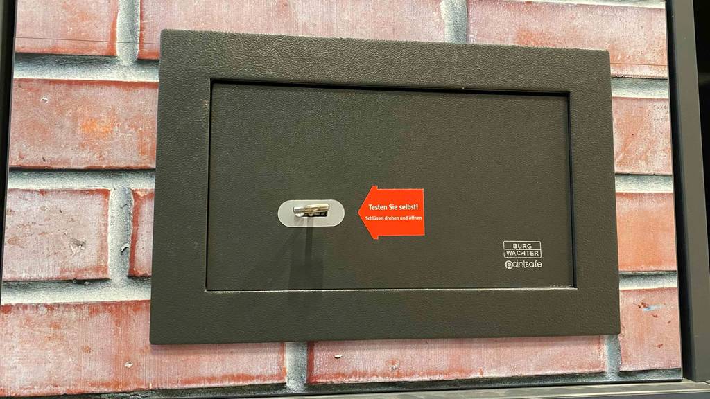 Wandtresor-Test: Wandtresor mit Schlüssel als Ausstellungsstück in einer Wand.