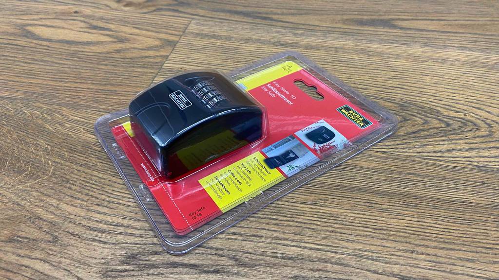 Schlüsseltresor im Test: Schlüsseltresor von Burg Wächter liegt in Verpackung auf einer Holzfläche.
